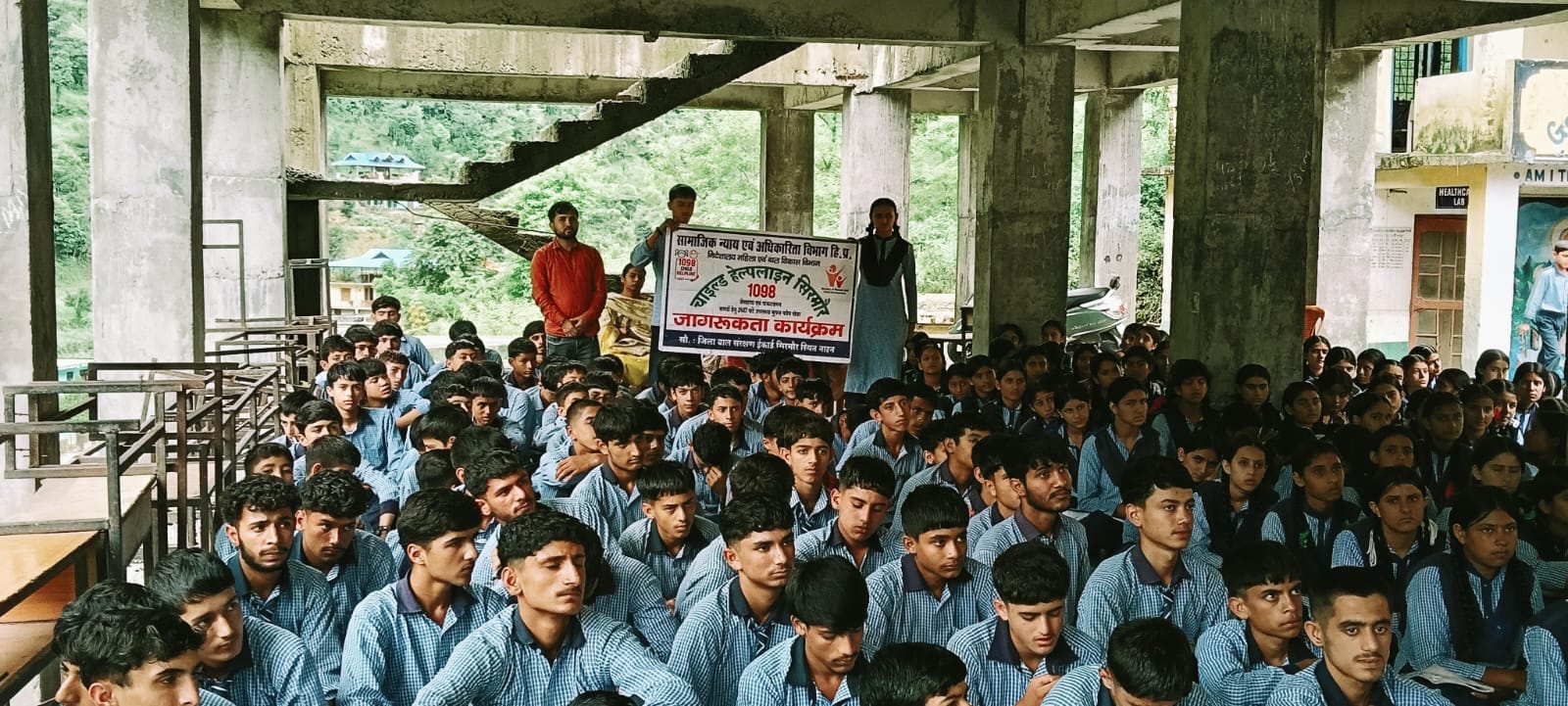 टिंबी स्कूल में आयोजित जागरूकता कार्यक्रम में मौजूद बच्चे। संवाद