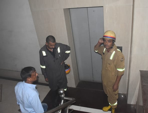 दफ्तर में लगी आग बुझाते दमकल कर्मी व जला सामान। दफ्तर में लगी आग बुझाते दमकल कर्मी व जला सामान।