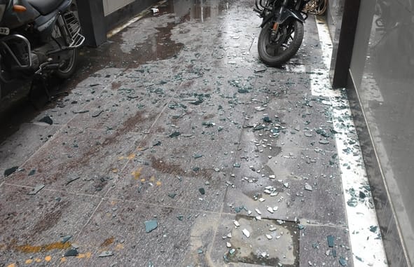 दफ्तर में लगी आग बुझाते दमकल कर्मी व जला सामान। दफ्तर में लगी आग बुझाते दमकल कर्मी व जला सामान।
