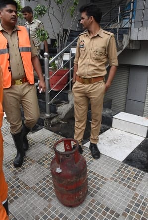 दफ्तर में लगी आग बुझाते दमकल कर्मी व जला सामान। दफ्तर में लगी आग बुझाते दमकल कर्मी व जला सामान।