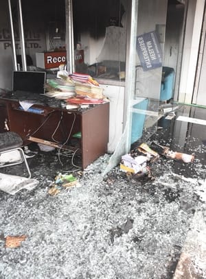 दफ्तर में लगी आग बुझाते दमकल कर्मी व जला सामान। दफ्तर में लगी आग बुझाते दमकल कर्मी व जला सामान।
