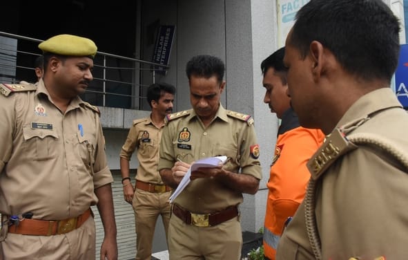 दफ्तर में लगी आग बुझाते दमकल कर्मी व जला सामान। दफ्तर में लगी आग बुझाते दमकल कर्मी व जला सामान।