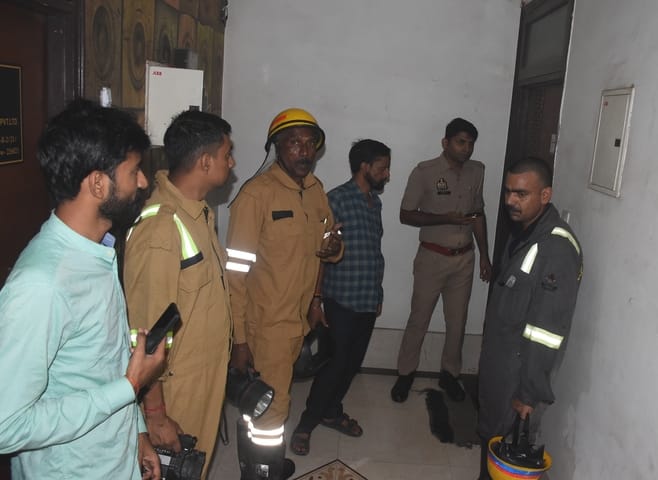 दफ्तर में लगी आग बुझाते दमकल कर्मी व जला सामान। दफ्तर में लगी आग बुझाते दमकल कर्मी व जला सामान।