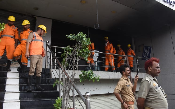 दफ्तर में लगी आग बुझाते दमकल कर्मी व जला सामान। दफ्तर में लगी आग बुझाते दमकल कर्मी व जला सामान।