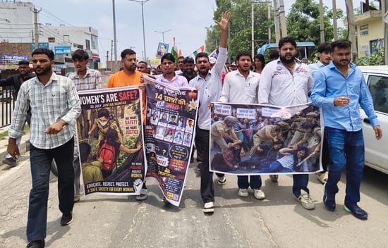 दिल्ली में लाठीचार्ज का विरोध, सड़कों पर उतरे शिक्षक और विद्यार्थी दिल्ली में लाठीचार्ज का विरोध, सड़कों पर उतरे शिक्षक और विद्यार्थी