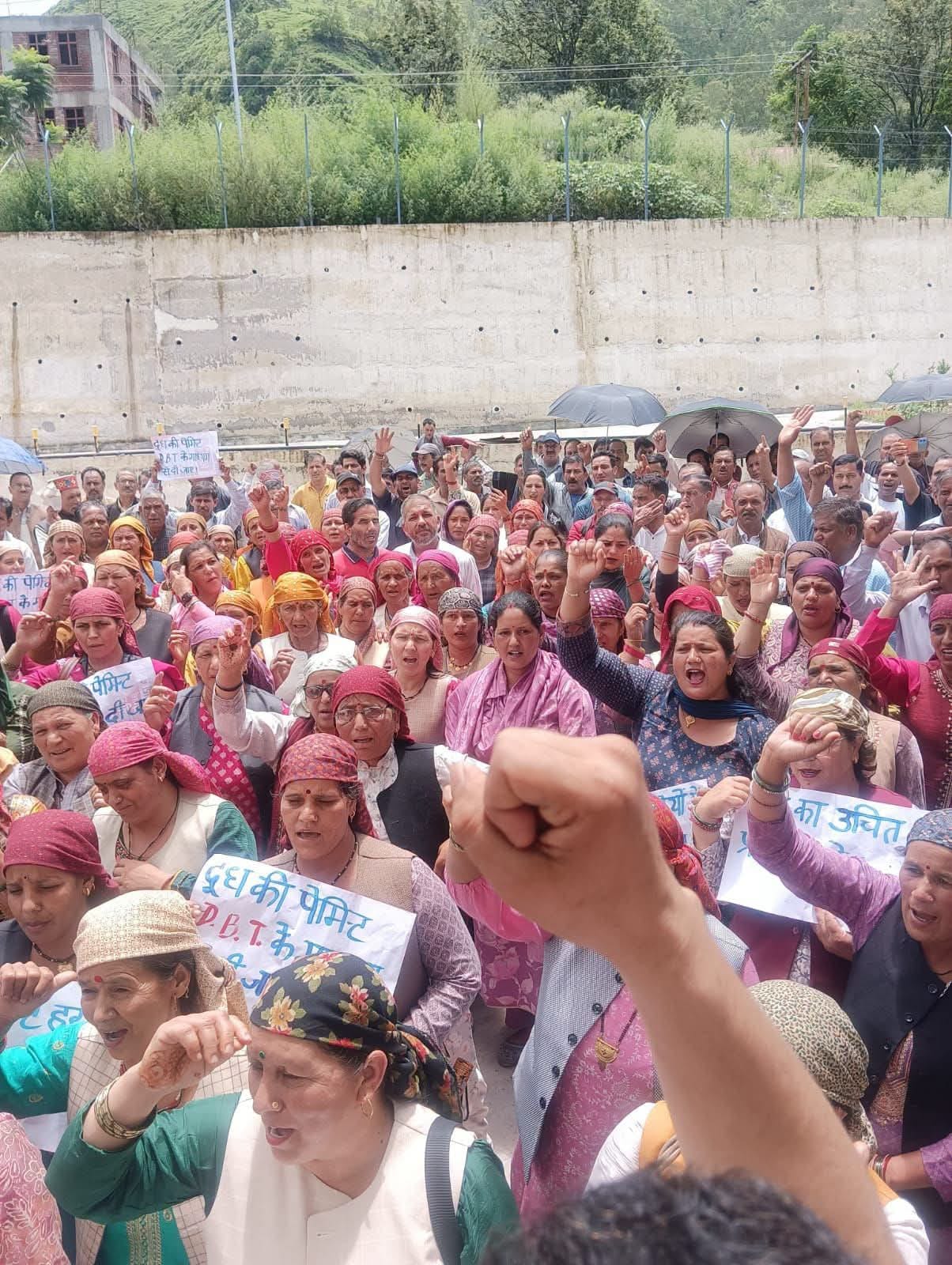 दत्तनगर में विभिन्न समस्याओं को लेकर प्रदर्शन करते दूध उत्पादक। संवाद