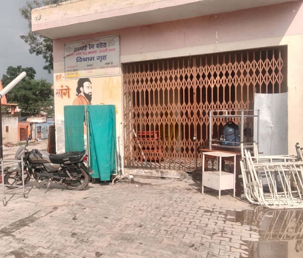 उझानी में अस्थायी अतिक्रमण हटवाते ईओ समेत पालिका कर्मी। संवाद उझानी में अस्थायी अतिक्रमण हटवाते ईओ समेत पालिका कर्मी। संवाद