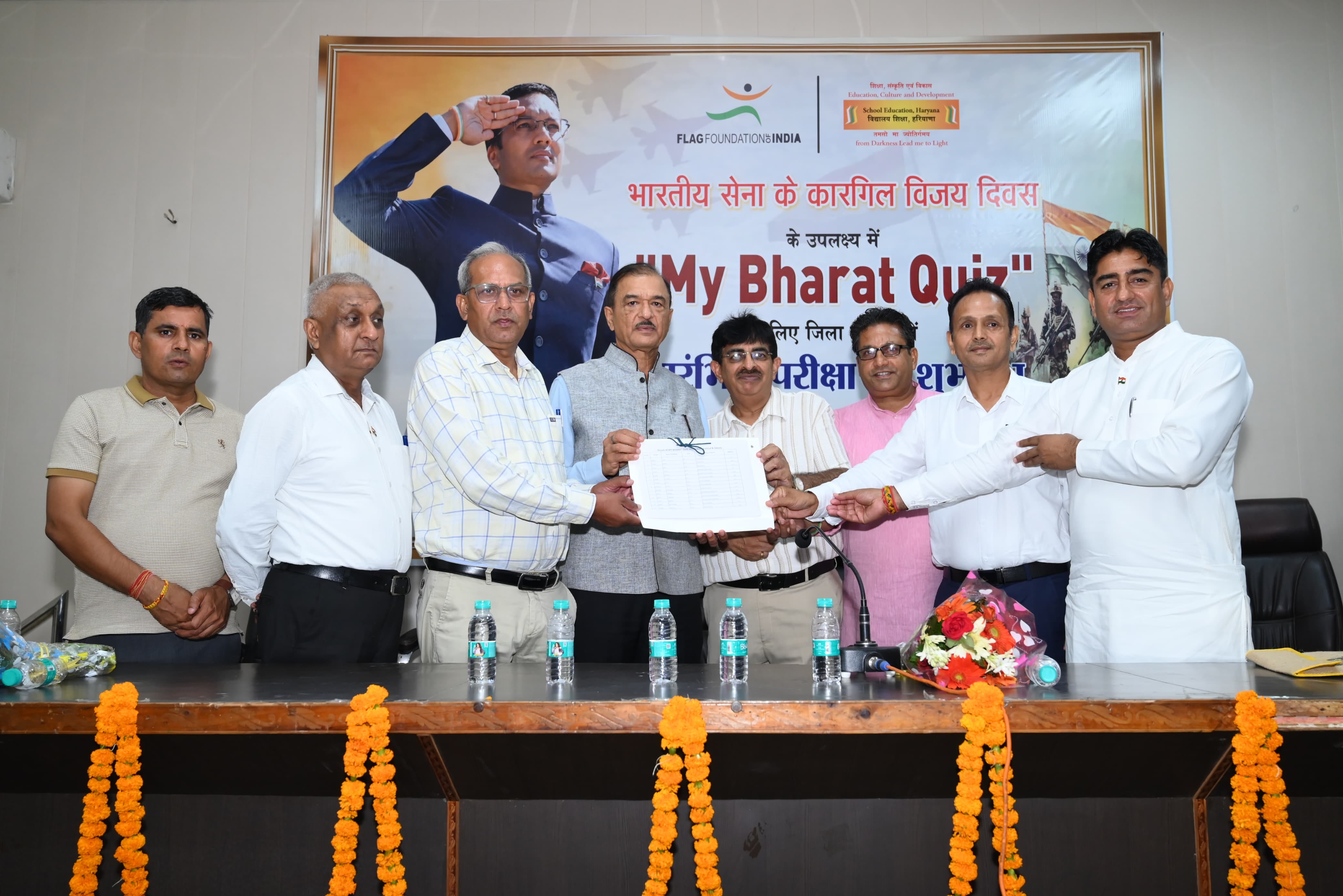 विद्यार्थियों के चयन पर खुशी जताते हुए। विज्ञप्ति