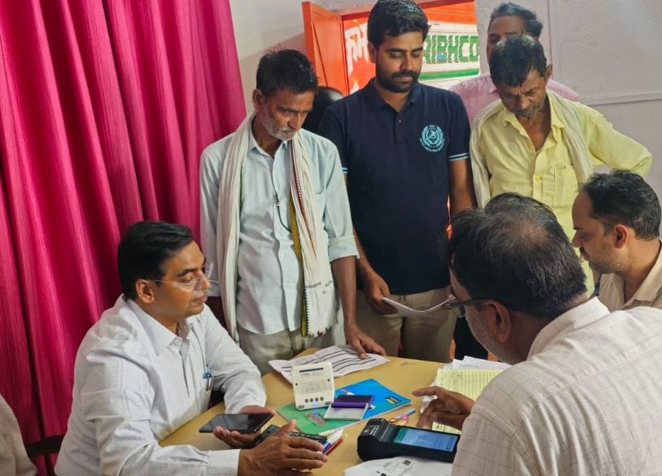 यूरिया के लिए बृहस्पतिवार को भी किसान दिन भर जूझते रहे यूरिया के लिए बृहस्पतिवार को भी किसान दिन भर जूझते रहे