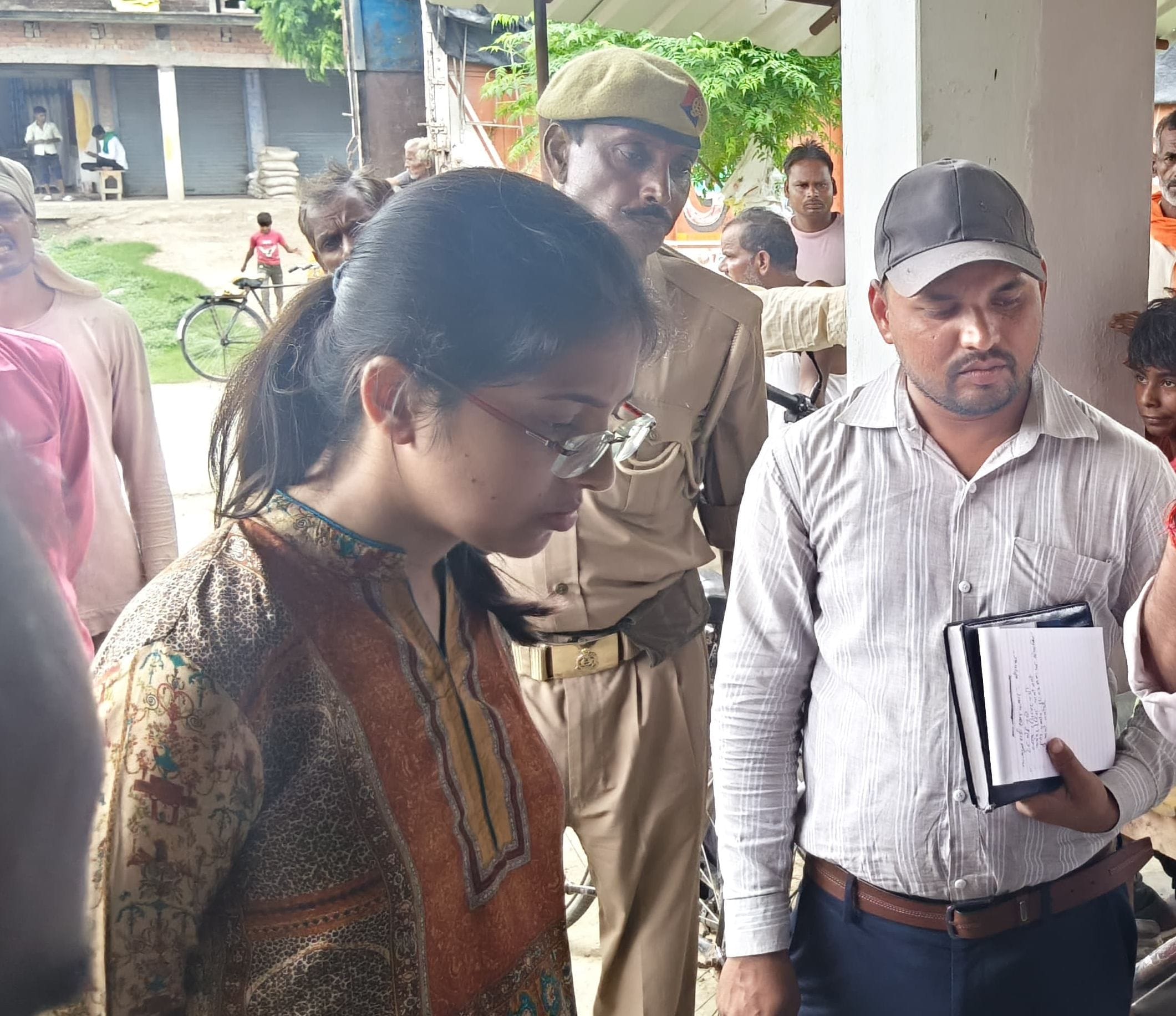 यूरिया के लिए बृहस्पतिवार को भी किसान दिन भर जूझते रहे यूरिया के लिए बृहस्पतिवार को भी किसान दिन भर जूझते रहे