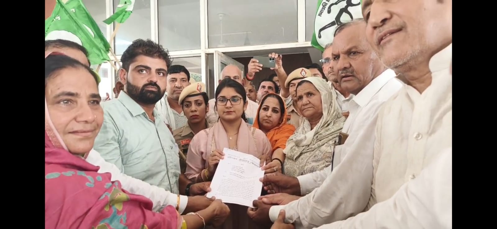 23जेएनडी01: इनेलो नेता लाठी चार्ज के विरोध में प्रदर्शन करते हुए। संवाद
