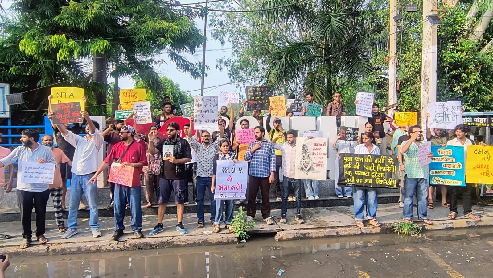 38-रात जागो देश जागो के तहत आंबेडकर चौक पर धरने पर बैठे विभिन्न सामाजिक संगठनों के सदस्य। संवाद 38-रात जागो देश जागो के तहत आंबेडकर चौक पर धरने पर बैठे विभिन्न सामाजिक संगठनों के सदस्य। संवाद