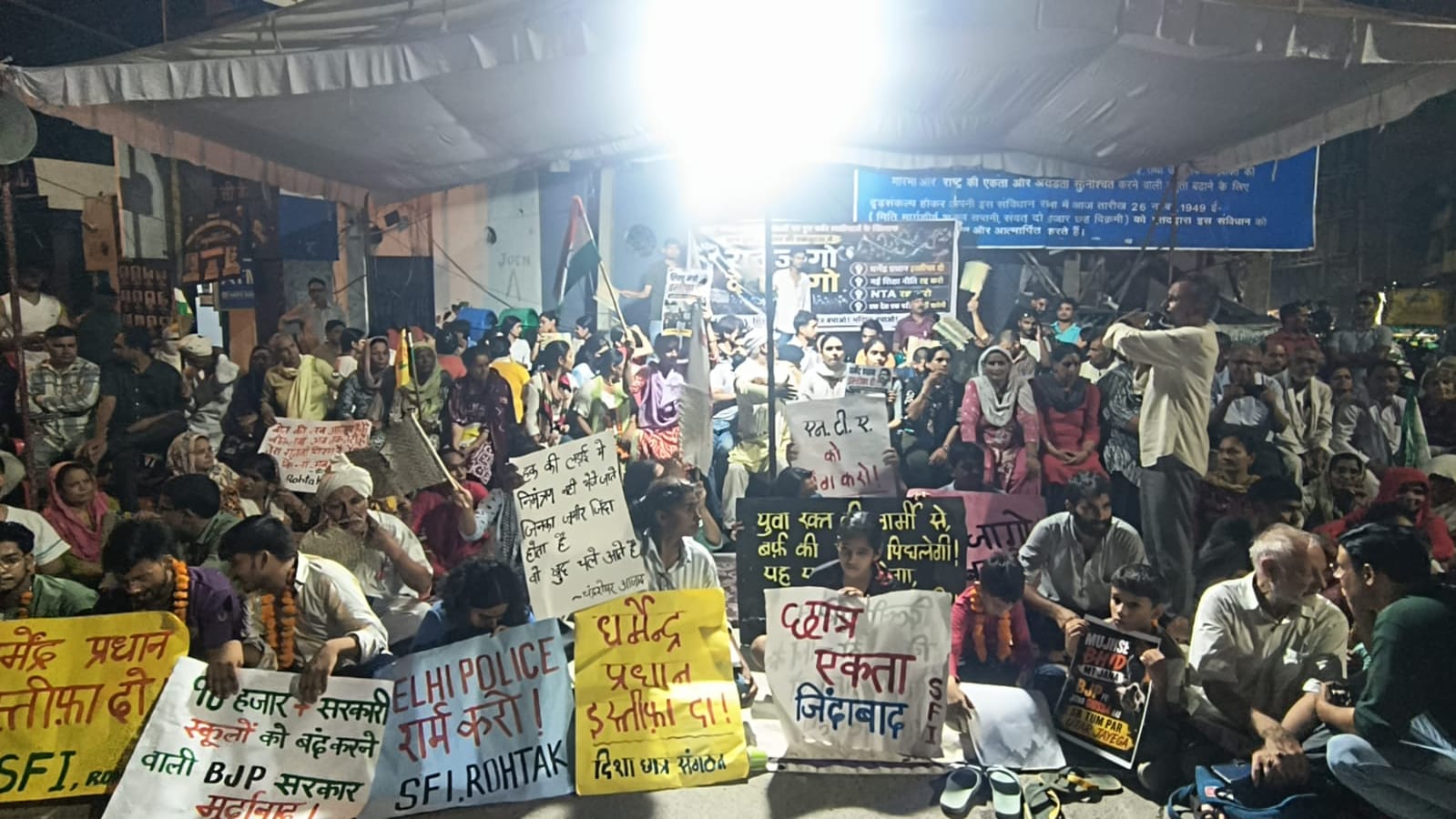 38-रात जागो देश जागो के तहत आंबेडकर चौक पर धरने पर बैठे विभिन्न सामाजिक संगठनों के सदस्य। संवाद 38-रात जागो देश जागो के तहत आंबेडकर चौक पर धरने पर बैठे विभिन्न सामाजिक संगठनों के सदस्य। संवाद