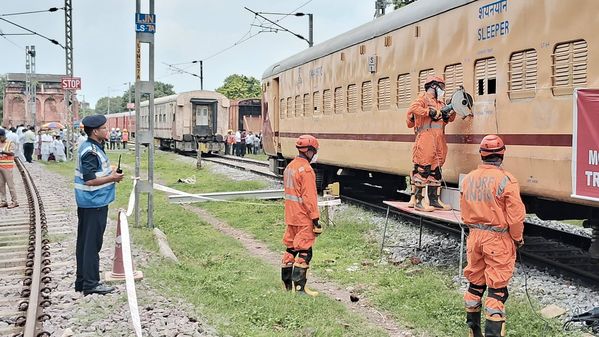 ऐशबाग रेलवे कोच यार्ड में हुआ मॉक ड्रिल। ऐशबाग रेलवे कोच यार्ड में हुआ मॉक ड्रिल।