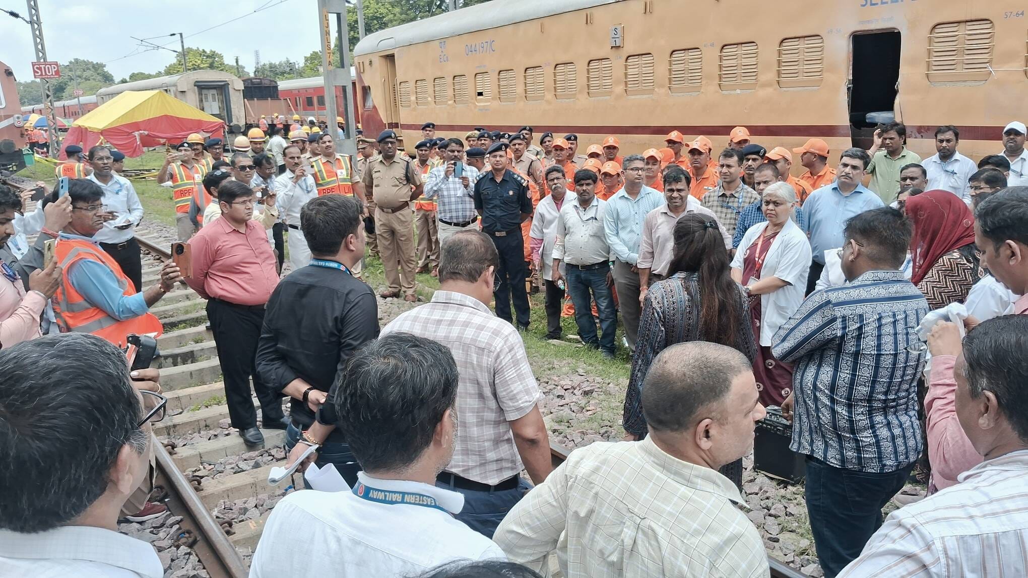 ऐशबाग रेलवे कोच यार्ड में हुआ मॉक ड्रिल। ऐशबाग रेलवे कोच यार्ड में हुआ मॉक ड्रिल।