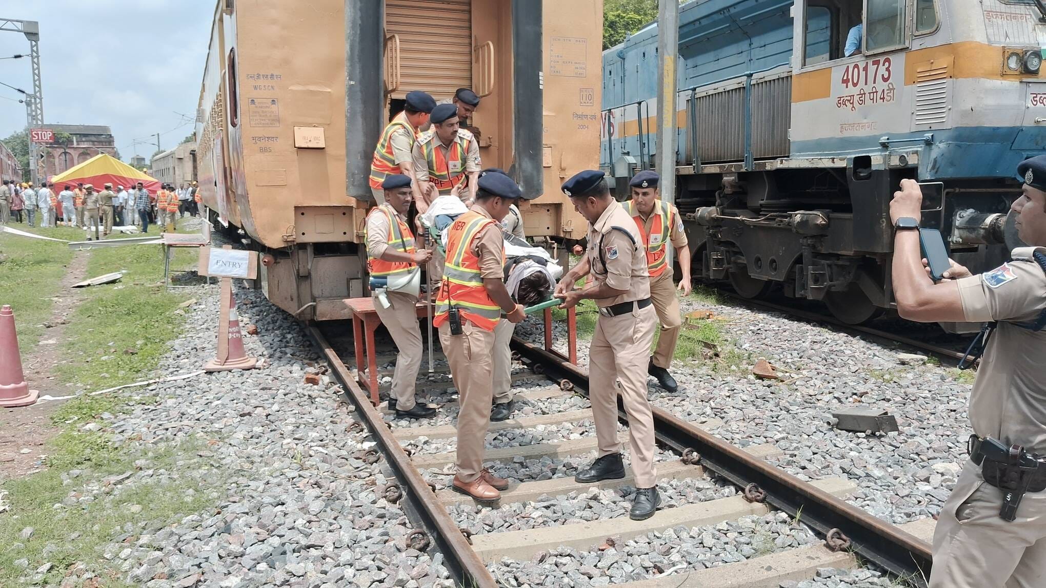 ऐशबाग रेलवे कोच यार्ड में हुआ मॉक ड्रिल। ऐशबाग रेलवे कोच यार्ड में हुआ मॉक ड्रिल।