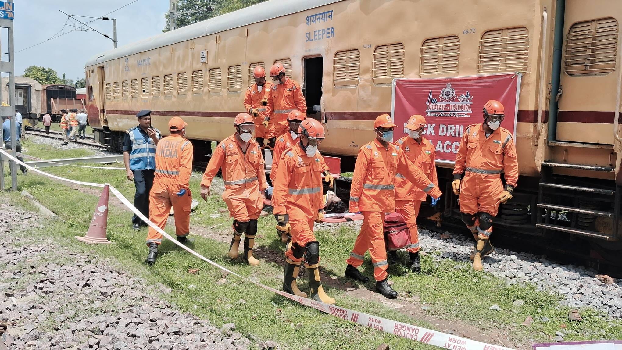 ऐशबाग रेलवे कोच यार्ड में हुआ मॉक ड्रिल। ऐशबाग रेलवे कोच यार्ड में हुआ मॉक ड्रिल।