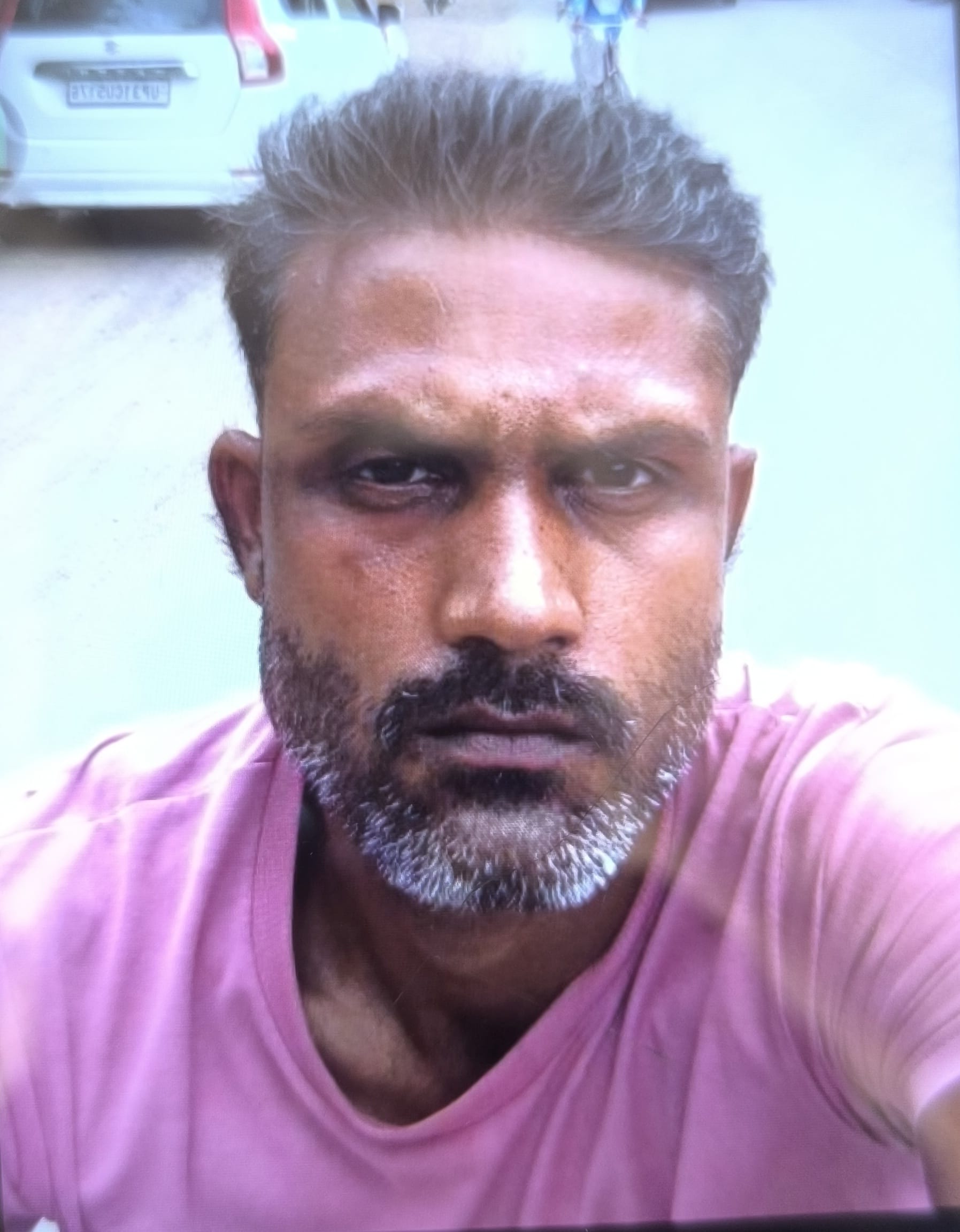 अनुज की फोटो अनुज व शव के पास बैठे परिजन। संवाद