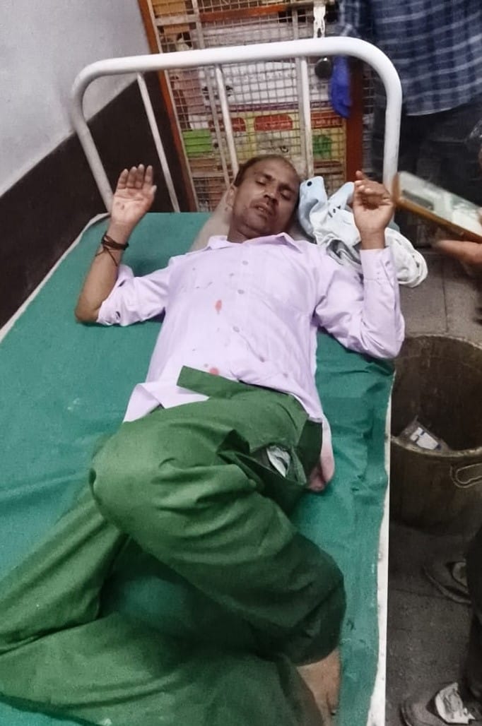 बिसौली क्षेत्र में शुक्रवार की देर रात हुए हादसे में घायलों का सीएचसी में उपचार करते डॉक्टर। सं