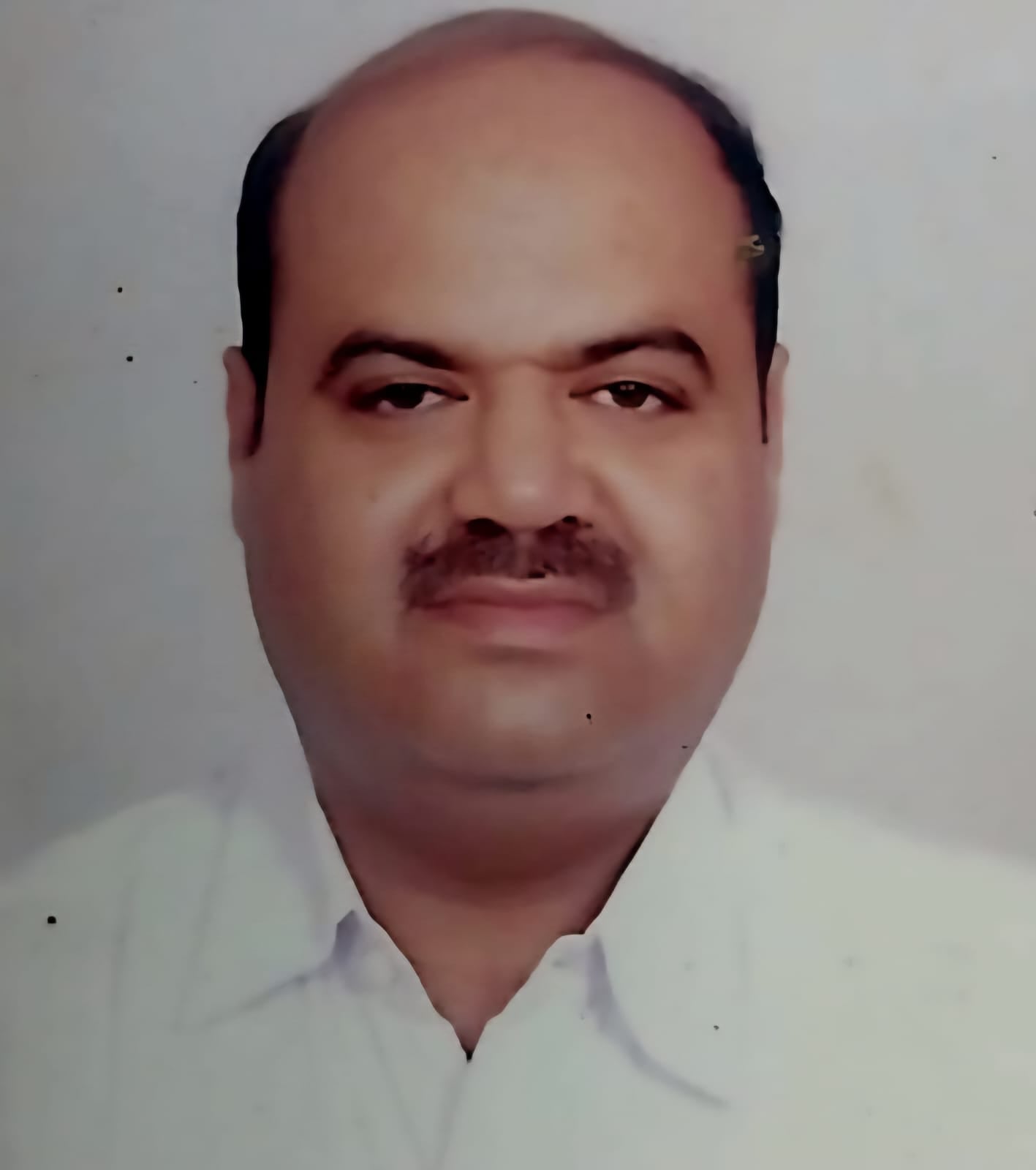 फैक्टरी में प्लाई तैयार करते मजदूर। संवाद फैक्टरी में प्लाई तैयार करते मजदूर। संवाद