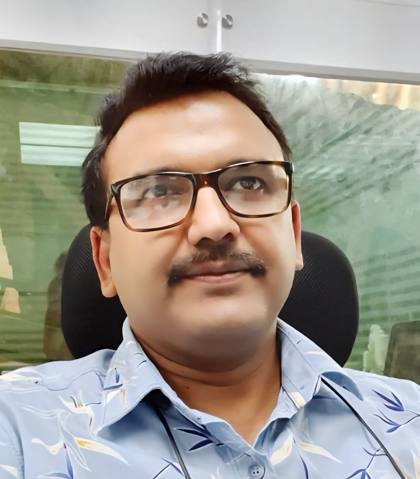 फैक्टरी में प्लाई तैयार करते मजदूर। संवाद फैक्टरी में प्लाई तैयार करते मजदूर। संवाद