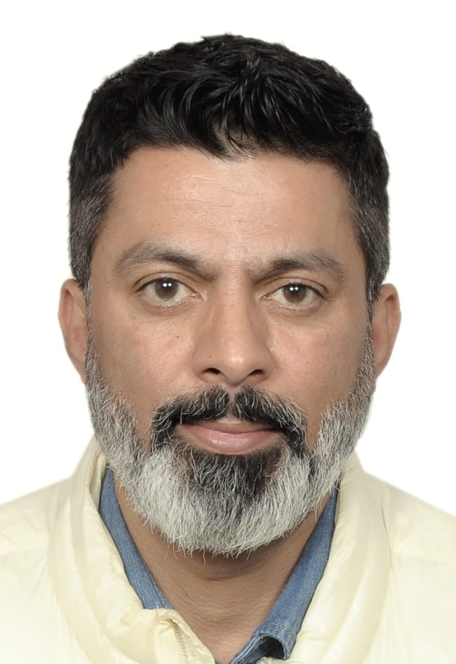 फैक्टरी में प्लाई तैयार करते मजदूर। संवाद फैक्टरी में प्लाई तैयार करते मजदूर। संवाद