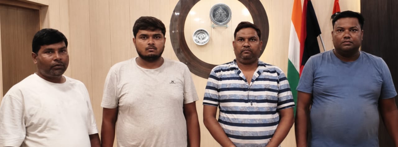 फर्जी खतौनी से 35 लाख की जमीन ठगी करने वाले गिरोह के गिरफ्तार चार सदस्य। फर्जी खतौनी से 35 लाख की जमीन ठगी करने वाले गिरोह के गिरफ्तार चार सदस्य।
