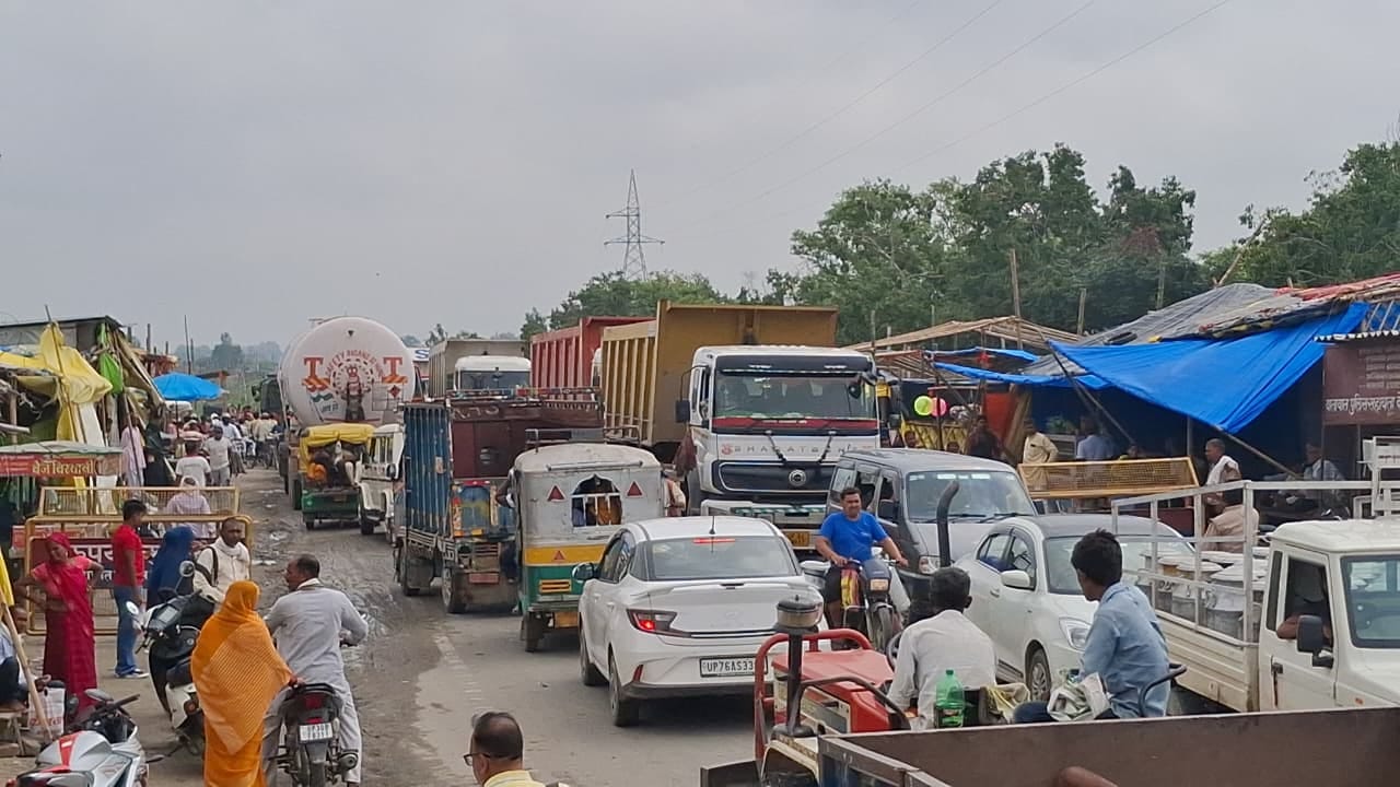 फोटो-14 पांचाल घाट पुल पर लगे जाम में फंसे लोग। संवाद