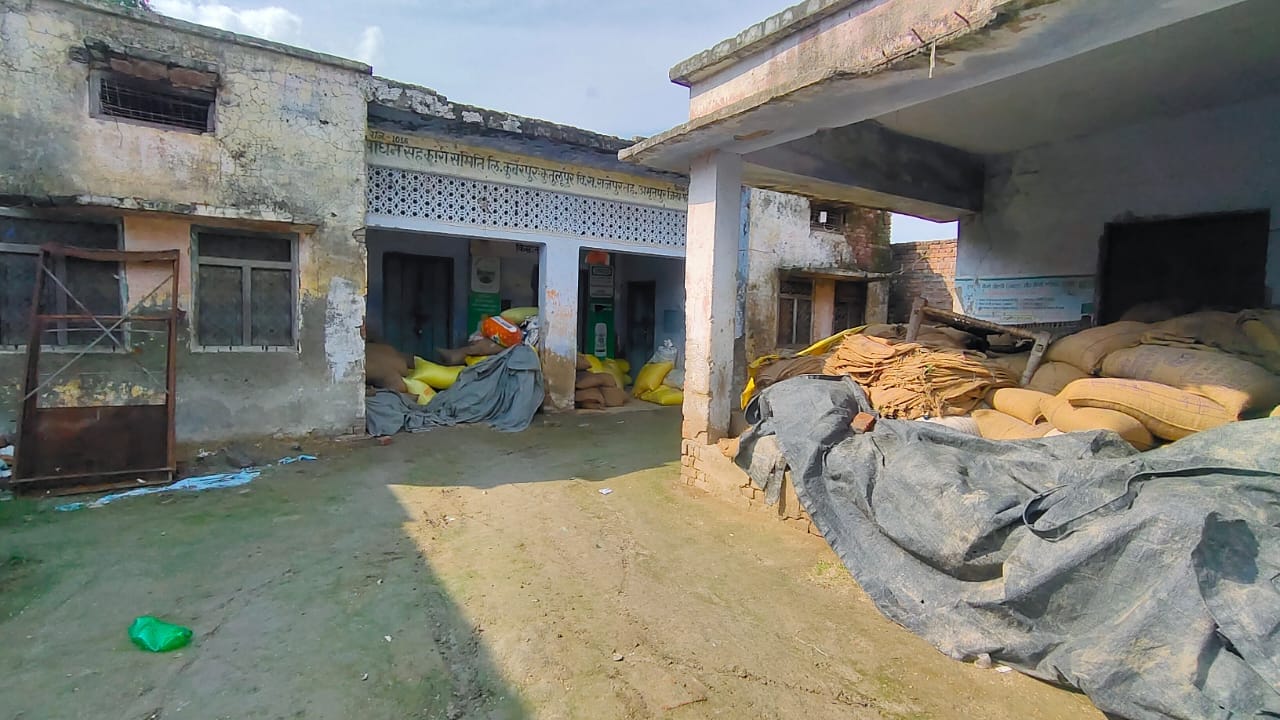 फोटो-14 सातनपुर स्थित पीसीएफ के क्रय केंद्र पर लगे गेहूं के बोरे। संवाद