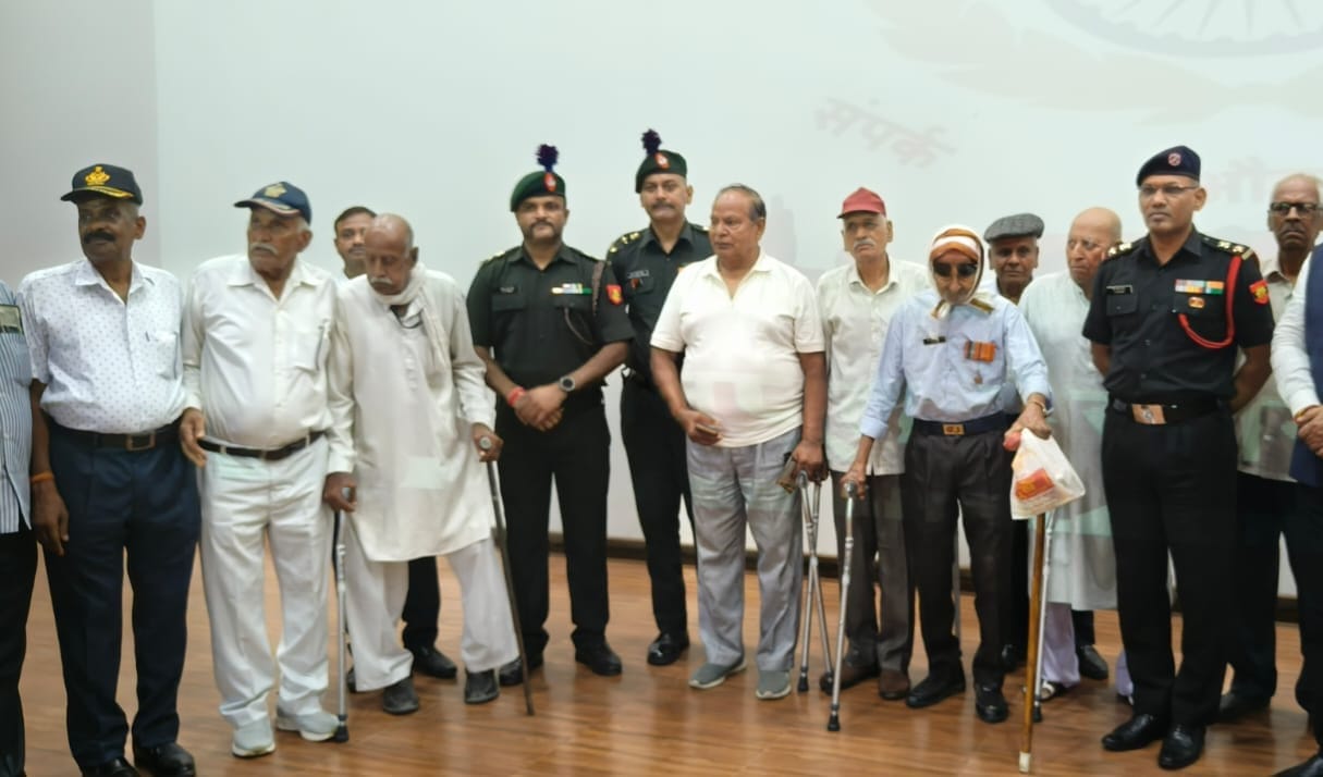 फोटो-19 करियप्पा मैदान स्थित स्मारक पर पुष्पचक्र चढ़ाते कमांडेट ब्रिगेडियर माइकल डिसूजा। संवाद फोटो-19 करियप्पा मैदान स्थित स्मारक पर पुष्पचक्र चढ़ाते कमांडेट ब्रिगेडियर माइकल डिसूजा। संवाद