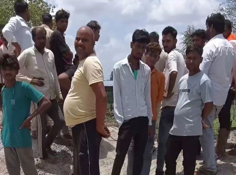 फोटो 25 एमएएचपी 12 परिचय-झांसी-मानिकपुर रेलवे ट्रैक पर मकरबई गांव के पास इस तरह अंडरपास में भरा फोटो 25 एमएएचपी 12 परिचय-झांसी-मानिकपुर रेलवे ट्रैक पर मकरबई गांव के पास इस तरह अंडरपास में भरा