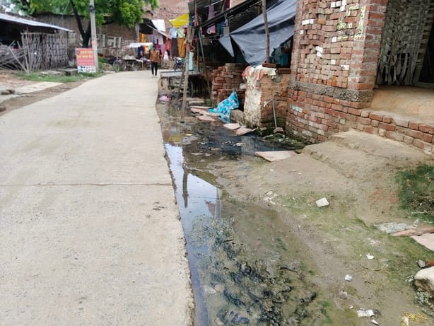 फोटो-33-चदरपुर रोड पर मंडी के पास बदहाल सड़क।संवाद फोटो-33-चदरपुर रोड पर मंडी के पास बदहाल सड़क।संवाद