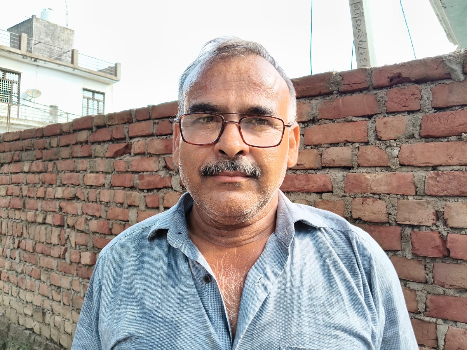 फोटो -5- मंदिर परिसर में भरा पानी व विचरण करते जानवर। संवाद फोटो -5- मंदिर परिसर में भरा पानी व विचरण करते जानवर। संवाद