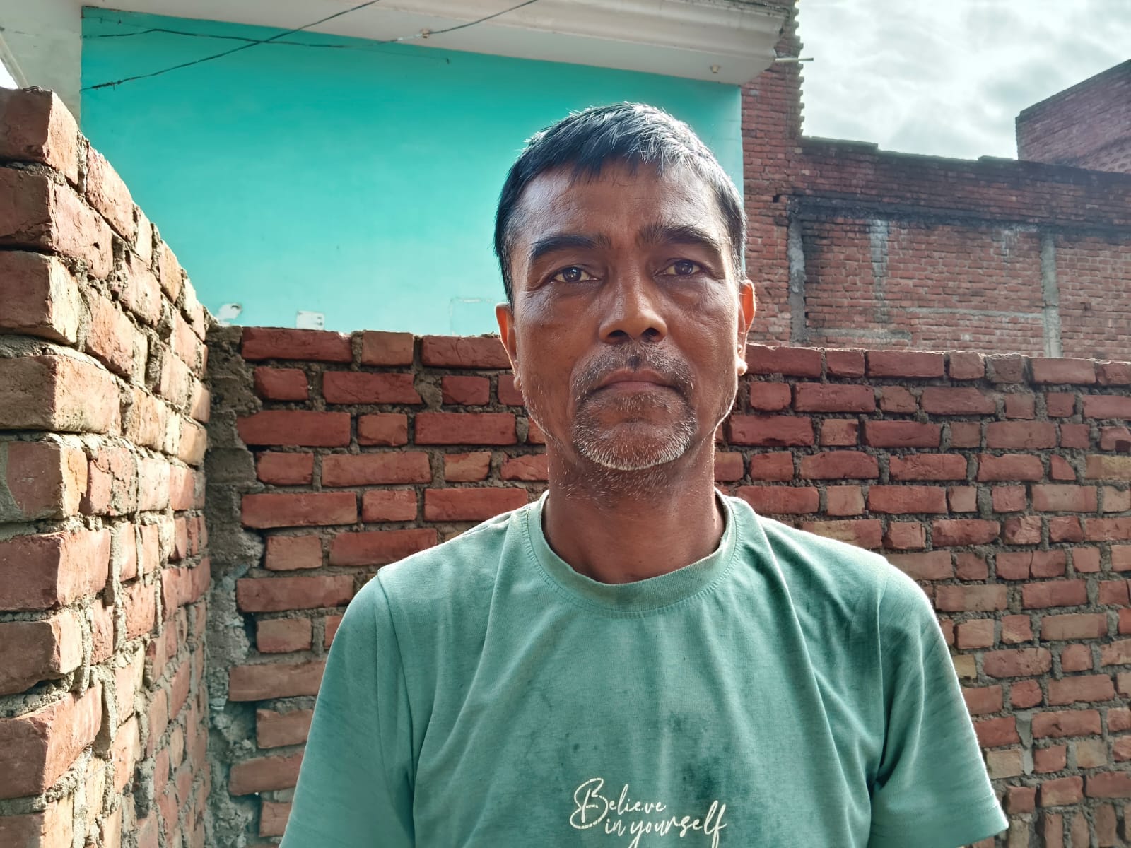 फोटो -5- मंदिर परिसर में भरा पानी व विचरण करते जानवर। संवाद फोटो -5- मंदिर परिसर में भरा पानी व विचरण करते जानवर। संवाद
