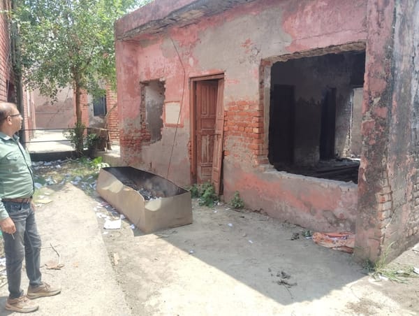 फोटो - राजकीय स्कूल गढ़ उजाले खां में बरामदे में लगाई हुई कक्षा। संवाद फोटो - राजकीय स्कूल गढ़ उजाले खां में बरामदे में लगाई हुई कक्षा। संवाद