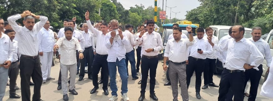 फोटो : सोनीपत लघु सचिवालय में एसडीएम को ज्ञापन सौंपते इनेलो की युवा इकाई और छात्र संगठन आईएसओ क