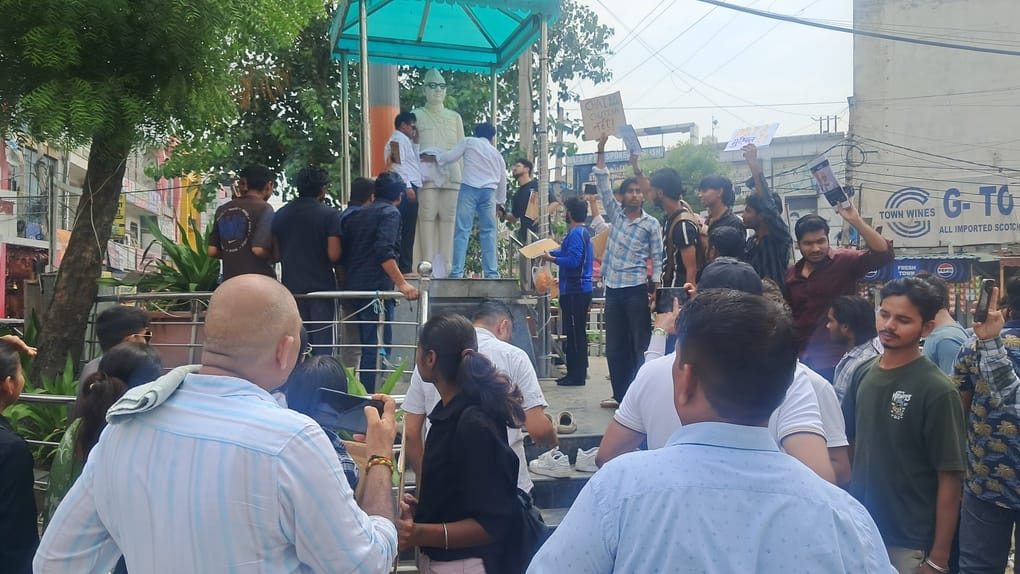 फोटो : सोनीपत लघु सचिवालय में एसडीएम को ज्ञापन सौंपते इनेलो की युवा इकाई और छात्र संगठन आईएसओ क
