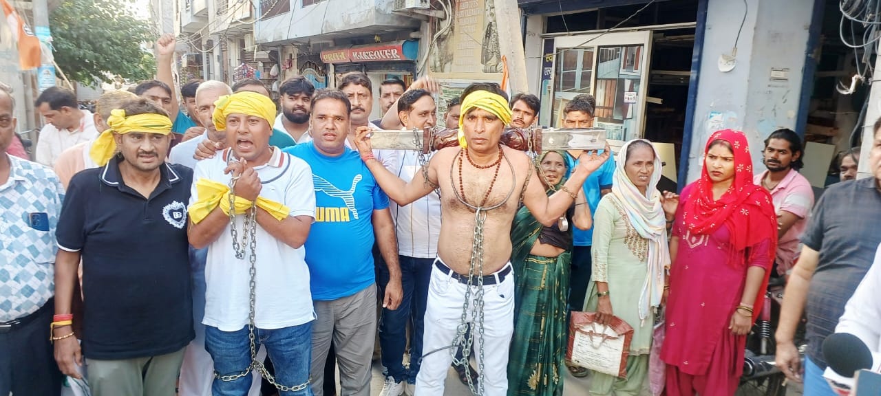 फोटो : सोनीपत लघु सचिवालय में एसडीएम को ज्ञापन सौंपते इनेलो की युवा इकाई और छात्र संगठन आईएसओ क