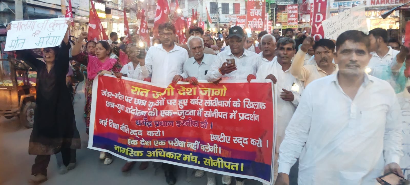 फोटो : सोनीपत लघु सचिवालय में एसडीएम को ज्ञापन सौंपते इनेलो की युवा इकाई और छात्र संगठन आईएसओ क
