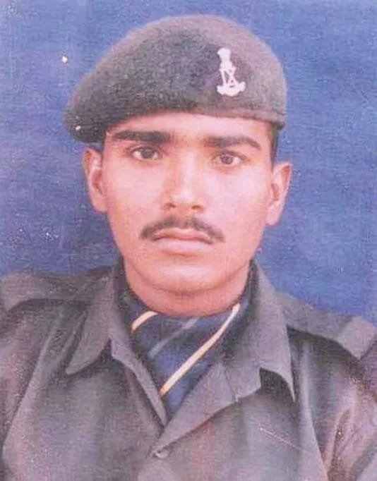 गांव मेहूवाला में बना शहीद नरेंद्र सिंह स्मारक। स्रोत ग्रामीण गांव मेहूवाला में बना शहीद नरेंद्र सिंह स्मारक। स्रोत ग्रामीण