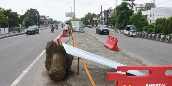 इंजीनियरिंग काॅलेज के पास डायवर्जन के लिए चल रही तैयारी।
