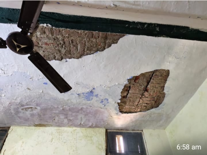 जूनियर हाईस्कूल बलवा में जर्जर स्कूल भवन का लिंटर। संवाद जूनियर हाईस्कूल बलवा में जर्जर स्कूल भवन का लिंटर। संवाद