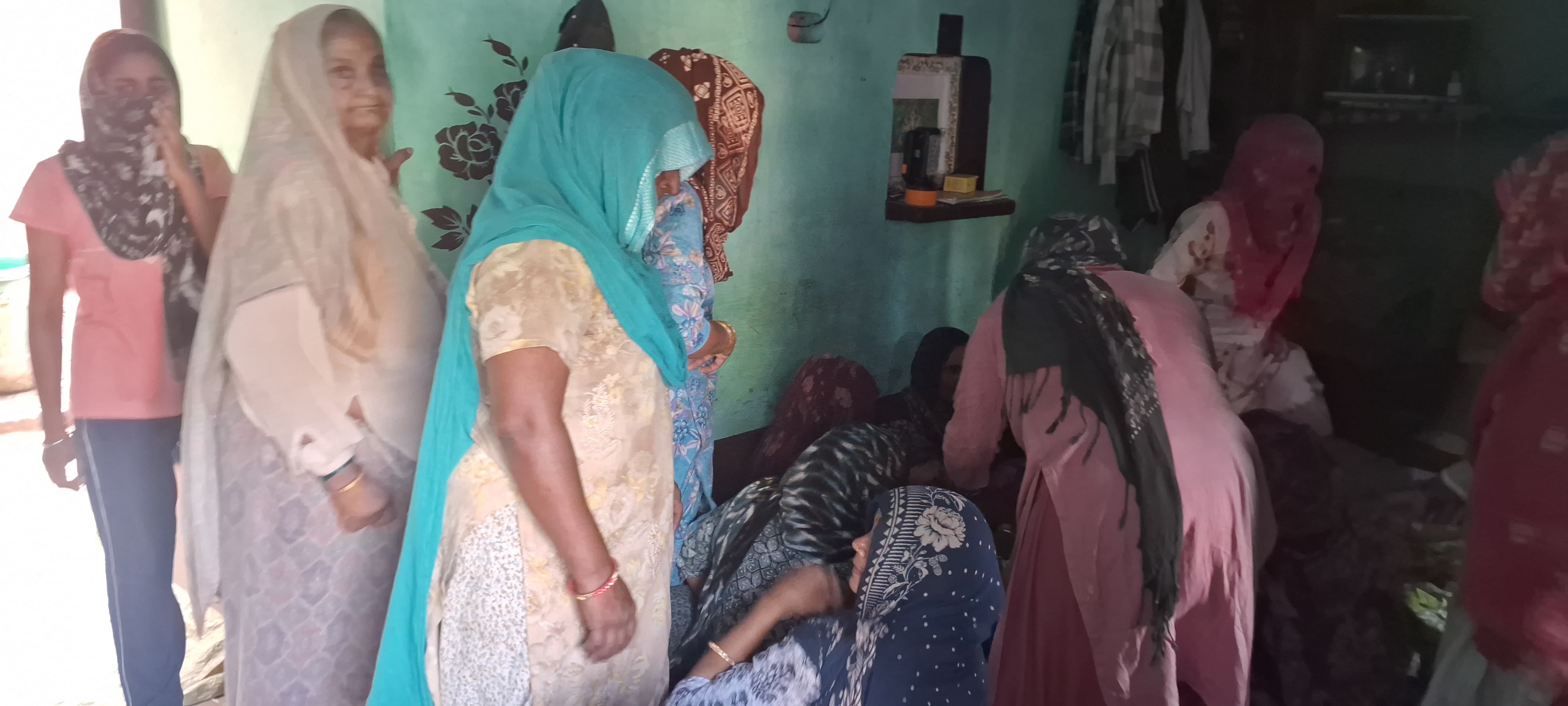 झिंझाना के गांव रंगाना निवासी सुभाष कोरी मौत के बाद थाने पहुंचे परिजन । संवाद झिंझाना के गांव रंगाना निवासी सुभाष कोरी मौत के बाद थाने पहुंचे परिजन । संवाद