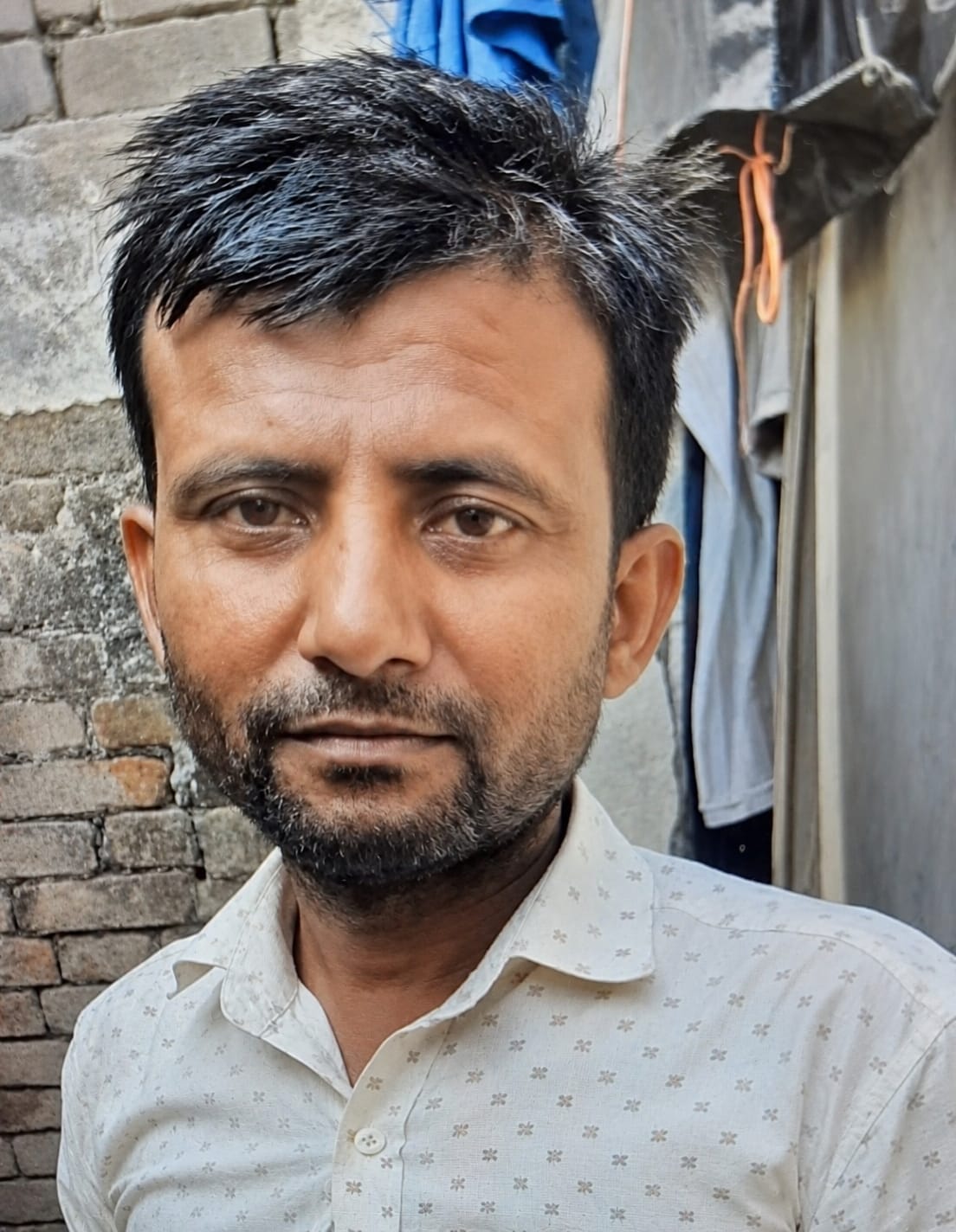 झिंझाना के गांव रंगाना निवासी सुभाष कोरी मौत के बाद थाने पहुंचे परिजन । संवाद झिंझाना के गांव रंगाना निवासी सुभाष कोरी मौत के बाद थाने पहुंचे परिजन । संवाद