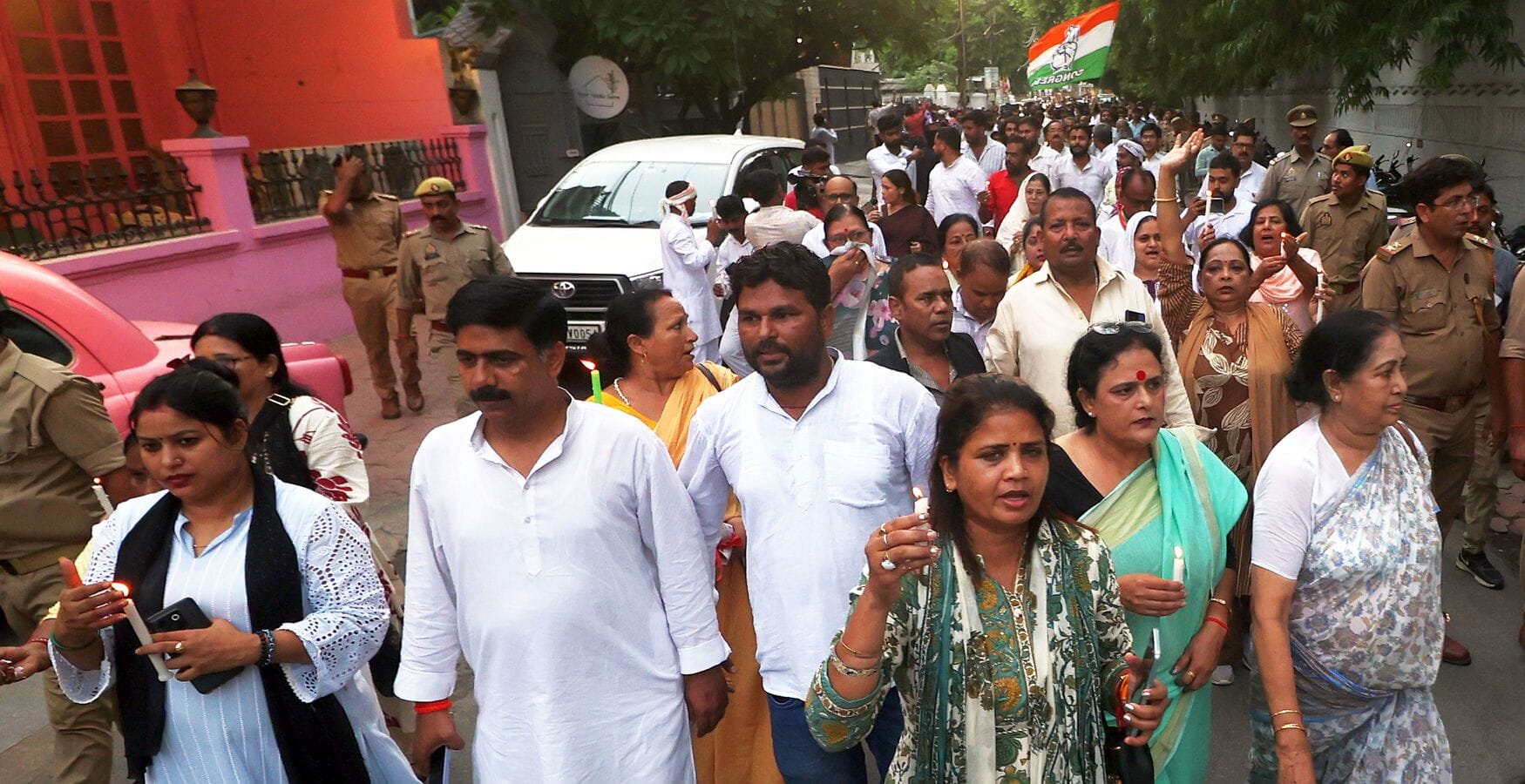 कांग्रेस ने निकाला मार्च। कांग्रेस ने निकाला मार्च।