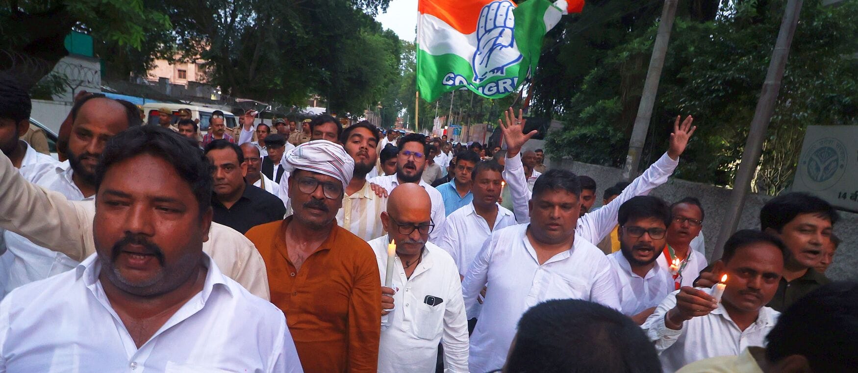 कांग्रेस ने निकाला मार्च। कांग्रेस ने निकाला मार्च।