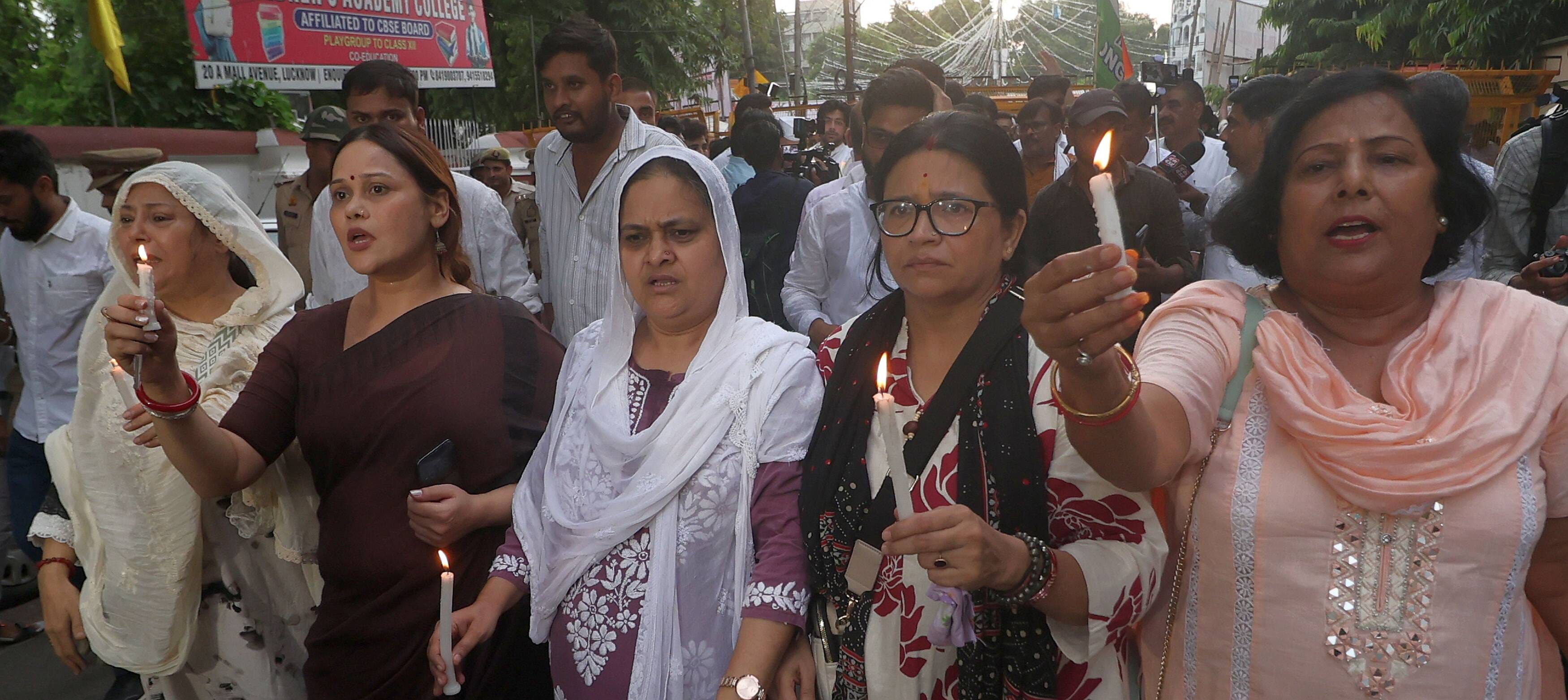 कांग्रेस ने निकाला मार्च। कांग्रेस ने निकाला मार्च।