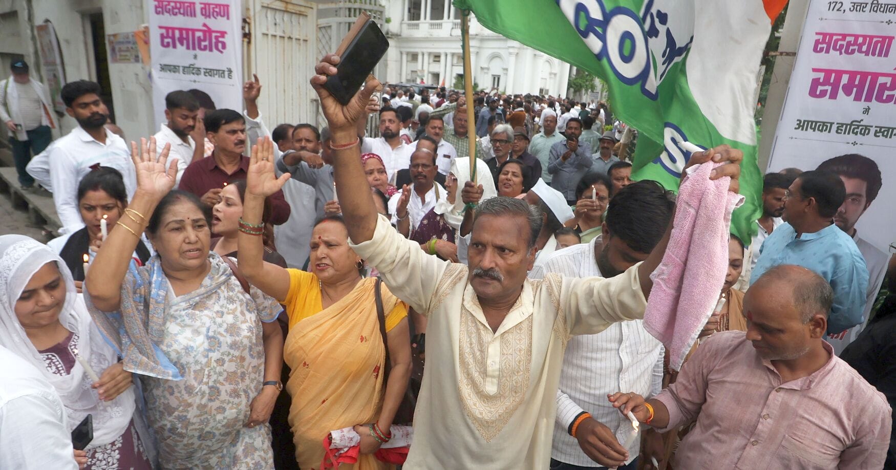 कांग्रेस ने निकाला मार्च। कांग्रेस ने निकाला मार्च।