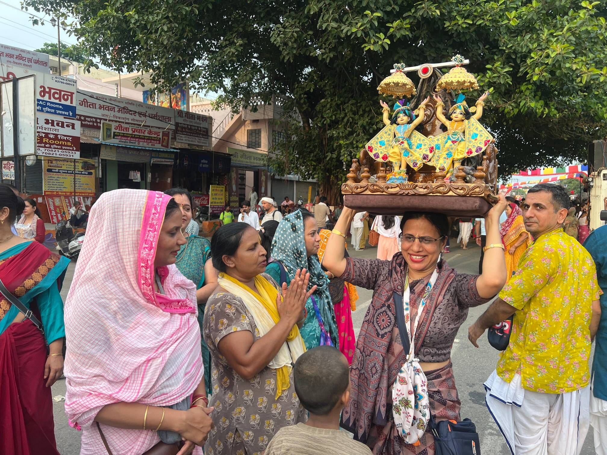 कुरुक्षेत्र। भगवान श्री जगन्नाथ रथयात्रा के दौरान आशीर्वाद लेते भक्त। संवाद