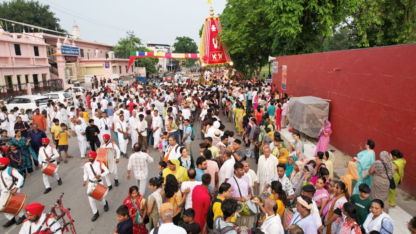 कुरुक्षेत्र। भगवान श्री जगन्नाथ रथयात्रा के दौरान आशीर्वाद लेते भक्त। संवाद